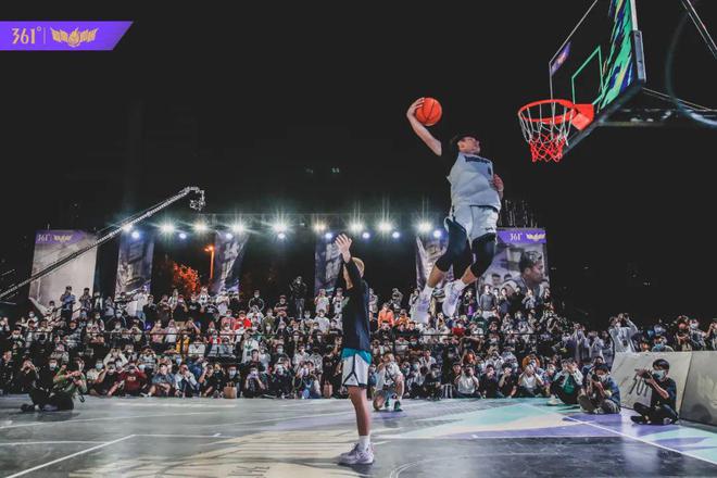 人中脱颖而 人中脱颖而